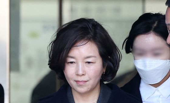 법정 나서는 김경