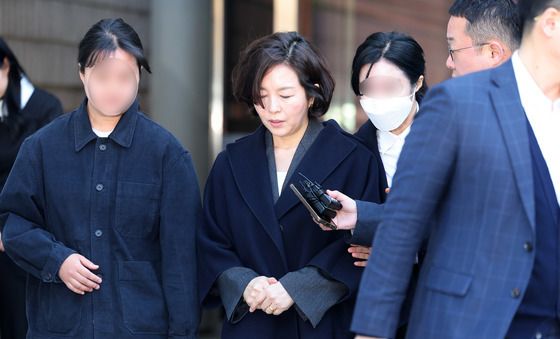 고개 숙인 김경