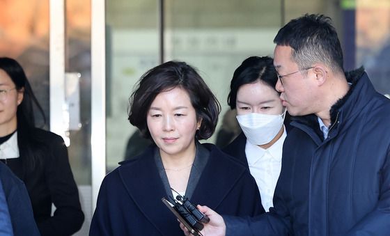 영장심사 마친 김경, 취재진 질문에 '묵묵부답'