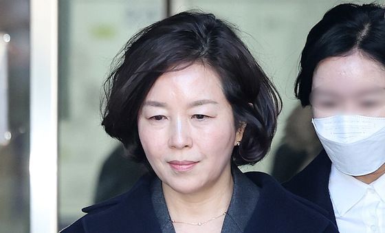 호송차로 향하는 김경