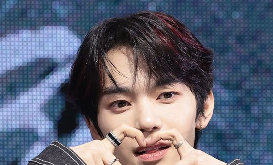 동규, 데뷔 기념 달콤 하트