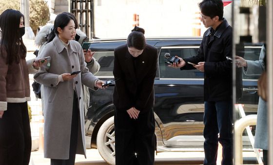 고개숙인 강선우