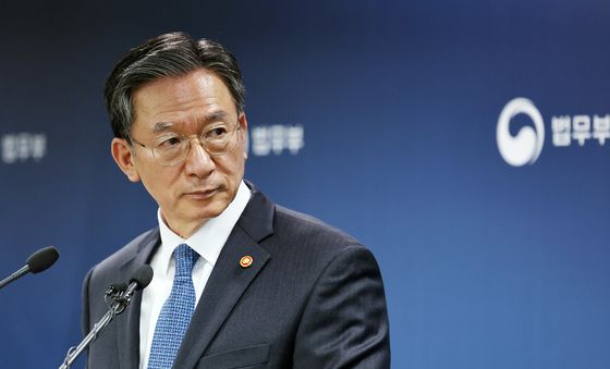 이민정책 발표 준비하는 정성호 장관