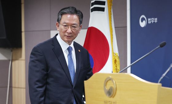 브리핑실 들어서는 정성호 법무부 장관