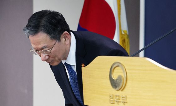 인사하는 정성호 법무부 장관