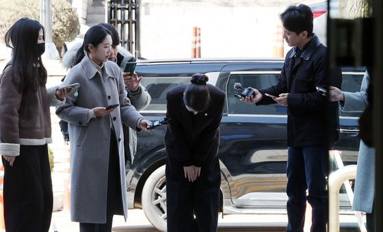 고개숙여 인사하는 강선우