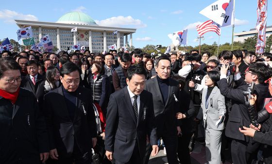 청와대 향해 행진하는 국민의힘 지도부
