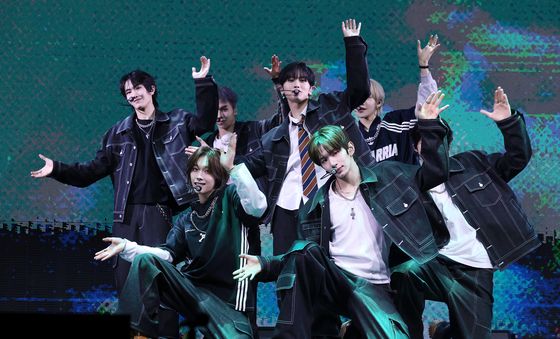 튜넥스, 100% 데뷔 무대