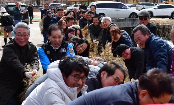 힘을 다해 줄을 당기시오