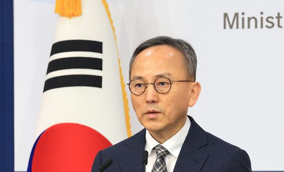 중동 정세 관련 질문에 답하는 박일 외교부 대변인