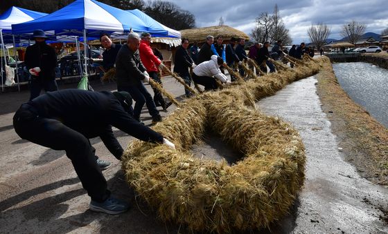 주민과 관광객들도 함께