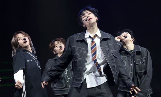 데뷔 무대 선보이는 튜넥스 인후