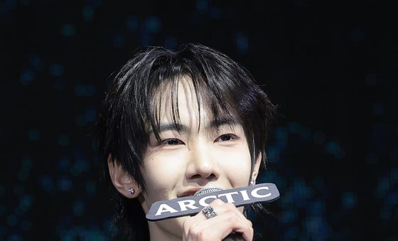 데뷔 소감 말하는 튜넥스 아틱