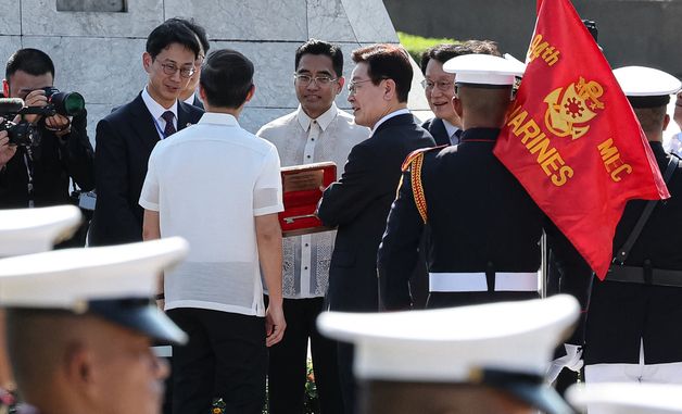 선물 받는 이재명 대통령