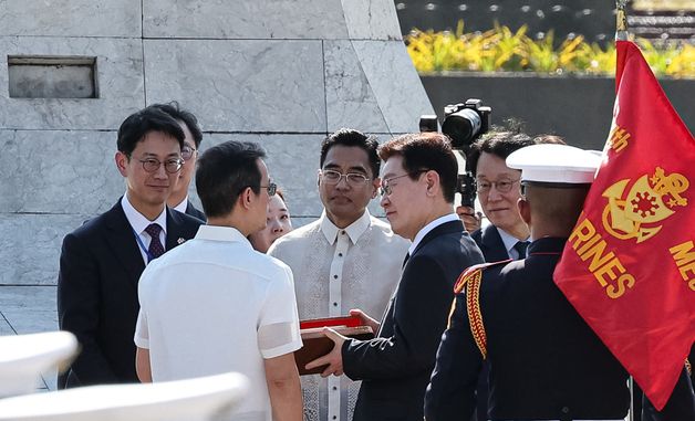 도시의 열쇠 선물 받는 이재명 대통령