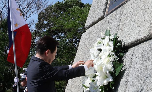 리잘 기념비에 헌화하는 이재명 대통령