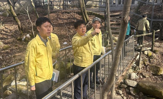 수유계곡 불법 점용시설 현장점검 하는 김용균 행안부 자연재난실장