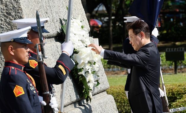 리잘 기념비에 헌화하는 이재명 대통령