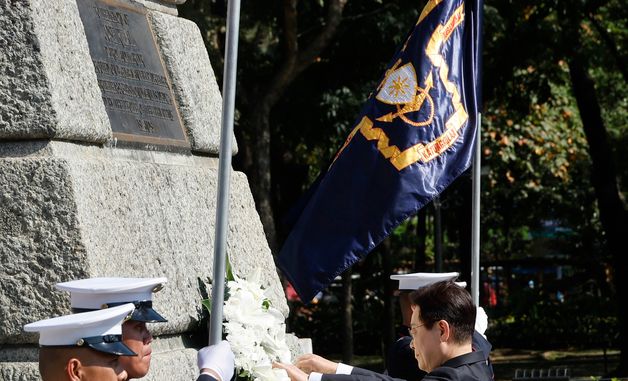 리잘 기념비에 헌화하는 이재명 대통령