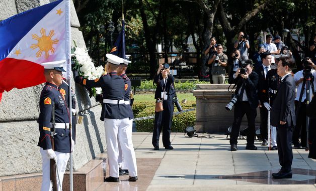 헌화하는 이재명 대통령