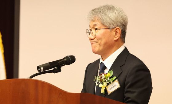 미소 짓는 김성주 초대 광주회생법원장