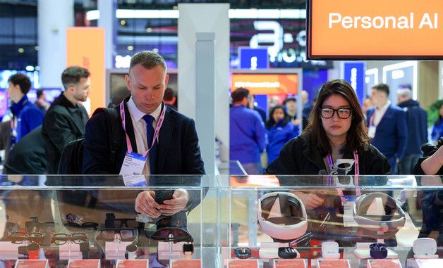 MWC26, 퍼스널 AI 장비 둘러보는 관람객들