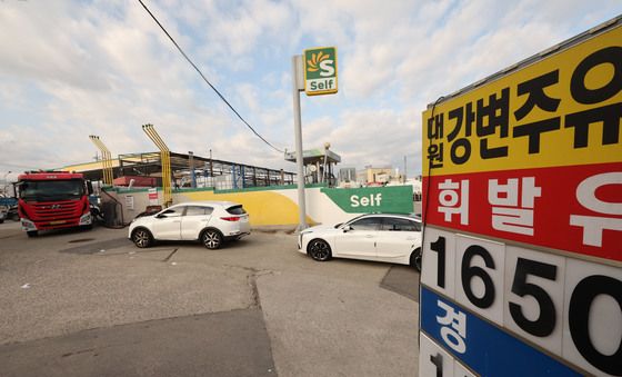 주유소 밖까지 대기행렬