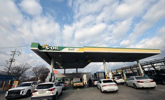 붐비는 저렴한 주유소