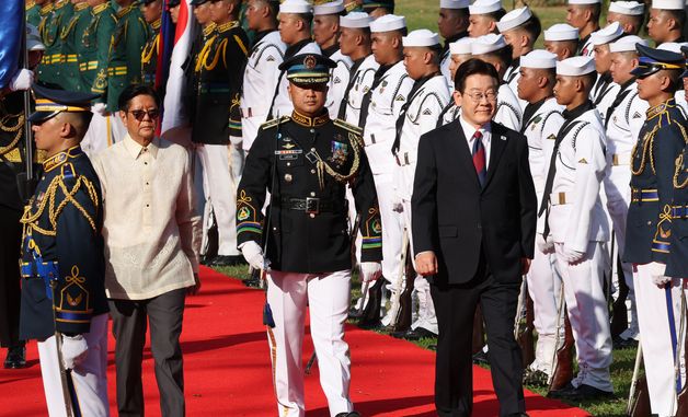 필리핀 의장대 사열하는 이재명 대통령