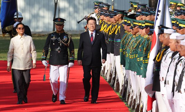 의장대 사열하는 이재명 대통령