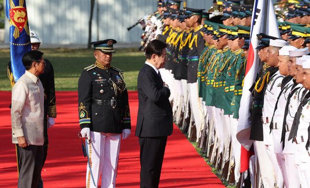 국기에 경례하는 이재명 대통령