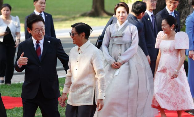 대화하는 이재명·페르디난드 마르코스 주니어 필리핀 대통령