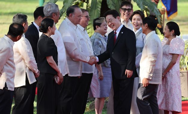 미소 짓는 이재명 대통령