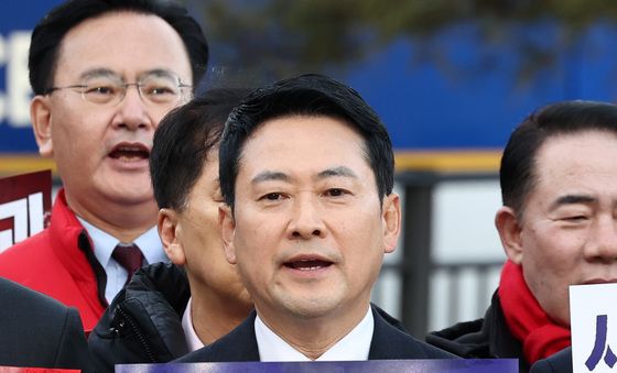 구호 외치는 장동혁 대표