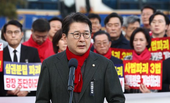 규탄사하는 신동욱 의원