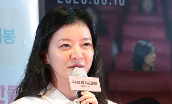 '자연스럽게' 인사하는 고아성