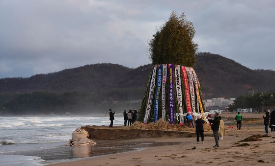파도 밀려드는 달집태우기 행사장