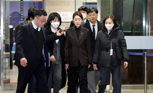 영장심사 마친 강선우 의원, 취재진 질문에 묵묵부답