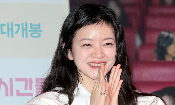 환한 미소 짓는 고아성