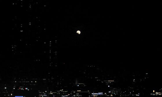 개기월식 진행되는 정월대보름달