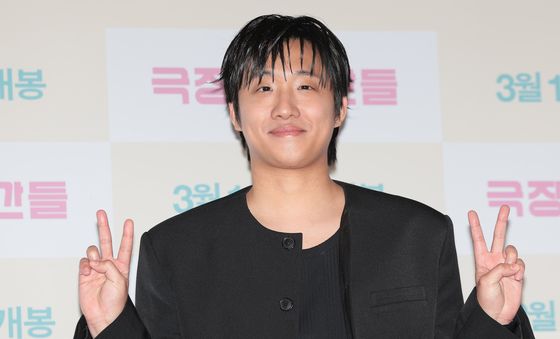 포즈 취하는 홍사빈