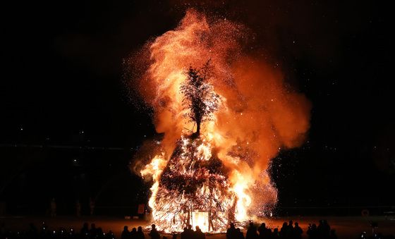 활활 타오르는 정월대보름 달집