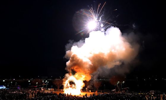 하늘엔 폭죽, 땅에는 달집