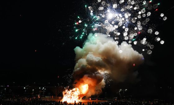 정월대보름 달집과 폭죽