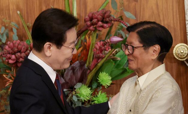 한·필리핀 공동언론발표 마친 후 악수하는 이재명 대통령