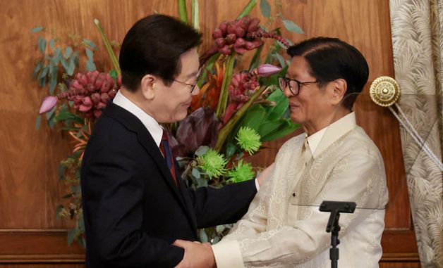 한·필리핀 공동언론발표 마친 후 악수하는 이재명 대통령