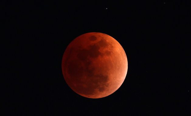 서울 하늘에 뜬 블러드문