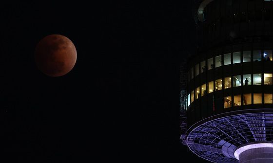 정월대보름 찾아온 개기월식