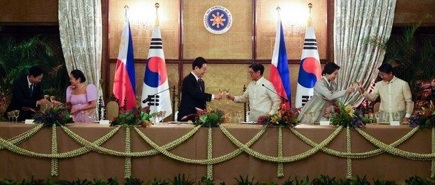 건배하는 이재명·페르디난드 마르코스 주니어 대통령