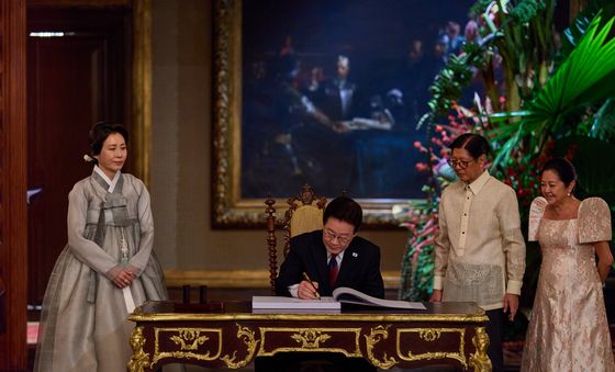 방명록 서명하는 이재명 대통령